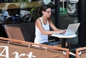 kvinne ved datamaskin