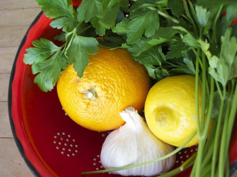 Hvordan kurere persille sitron og hvitløk?