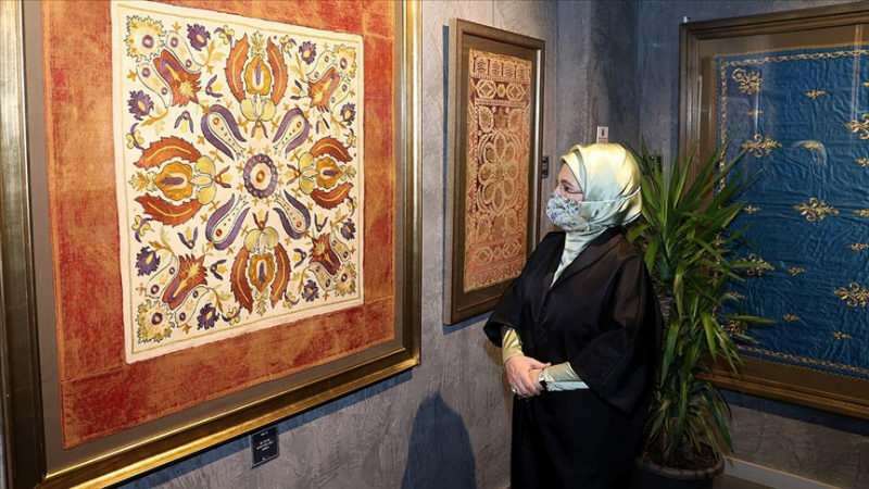 First Lady Erdoğan besøkte utstillingen "The Stitch Touching the Heart"!