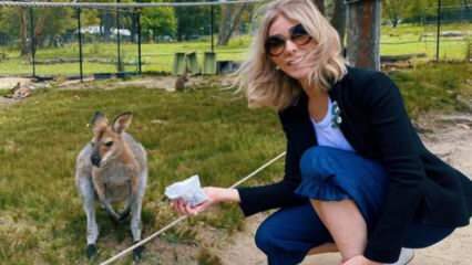 Skuespillerinnen Zerrin Tekindor matet en kenguru med egne hender!