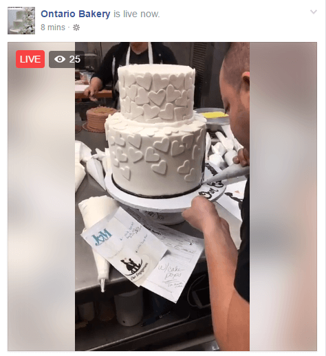 Denne direktesendingen lar seerne se hvordan bakeriet dekorerer bryllupskaker.