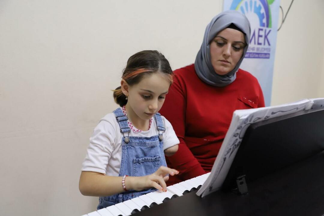 Zeynep, som ikke er født med venstre arm, støttes av moren.