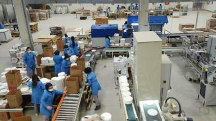 Alle ansatte på denne fabrikken fra emballasje til lasting er kvinner!