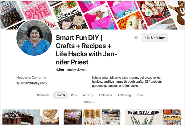 Dette er et skjermbilde av Jennifer Priests Pinterest-profil, med fanen Boards valgt. Bannerbildet over toppen er en sammensetning av pin-bilder skrått på en diagonal. Overskriften på profilen hennes er “Smart Fun DIY | Håndverk + Oppskrifter + Life Hacks med Jennifer Priest ”. Beskrivelsen sier “Jeg deler smarte ideer for å spare penger, bli kreative, spise sunt og leve lykkelig gjennom håndverk, DIY-prosjekter, hagearbeid, oppskrifter og livshacks. ” Statistikken sier at profilen hennes har 4,9 millioner seere hver måned og 256 brett. En grå knapp øverst til høyre indikerer at hun har 31 000 tilhengere og er merket med med svarte bokstaver. Andre detaljer bemerker at hun er i Hesperia, California, og nettstedet hennes er smartfundiy.com.
