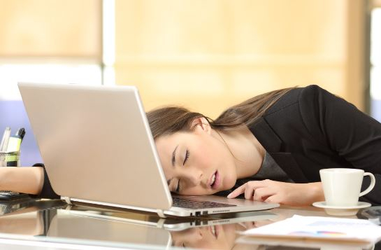 plutselige søvnanfall i arbeidsmiljø kan forårsake overdreven søvnsykdom