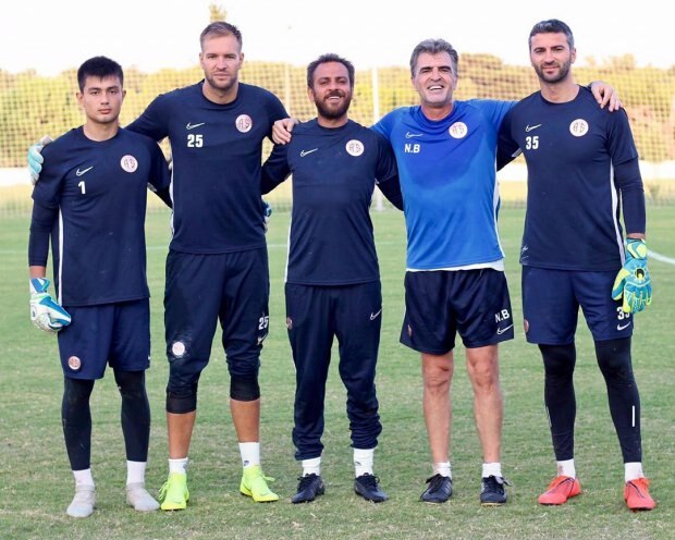 Erkan Kolçak Köstendil trener med fotballspillere fra Antalyaspor