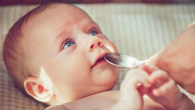 Når blir vann gitt til babyer? Kan en baby matet med formel få vann i overgangen til komplementær mat?