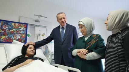 President Erdoğan og hans kone Emine Erdoğan møtte barna til katastrofen
