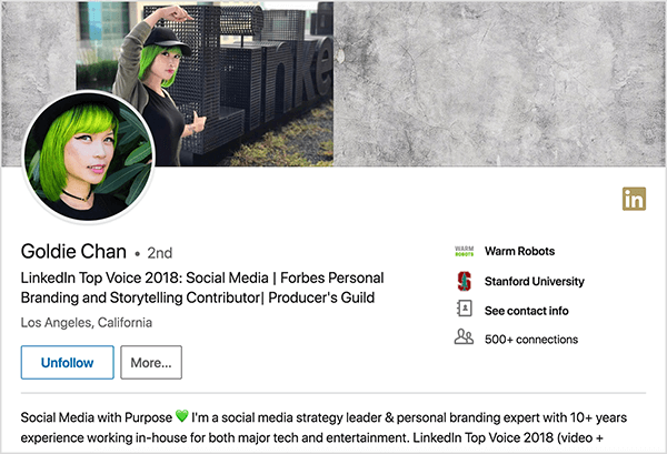 Dette er et skjermbilde av Goldie Chans LinkedIn-profil. Hun er en asiatisk kvinne med grønt hår. På profilbildet har hun sminke, et svart chokerhalskjede og en svart skjorte. Hennes tagline sier “LinkedIn Top Voice 2018: Social Media | Forbes Personal Branding and Storytelling Contributor | Producer's Guild ”