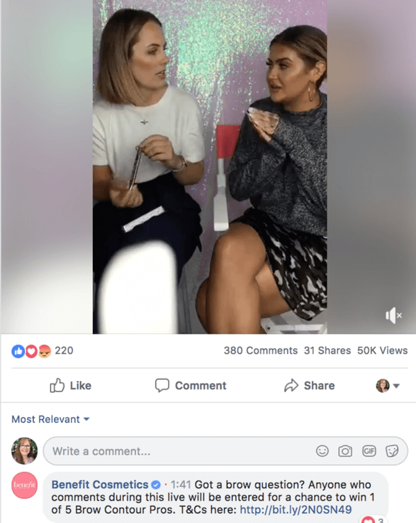 Eksempel på en Facebook Live from Benefit Cosmetics, med en konkurranse i kommentarene.