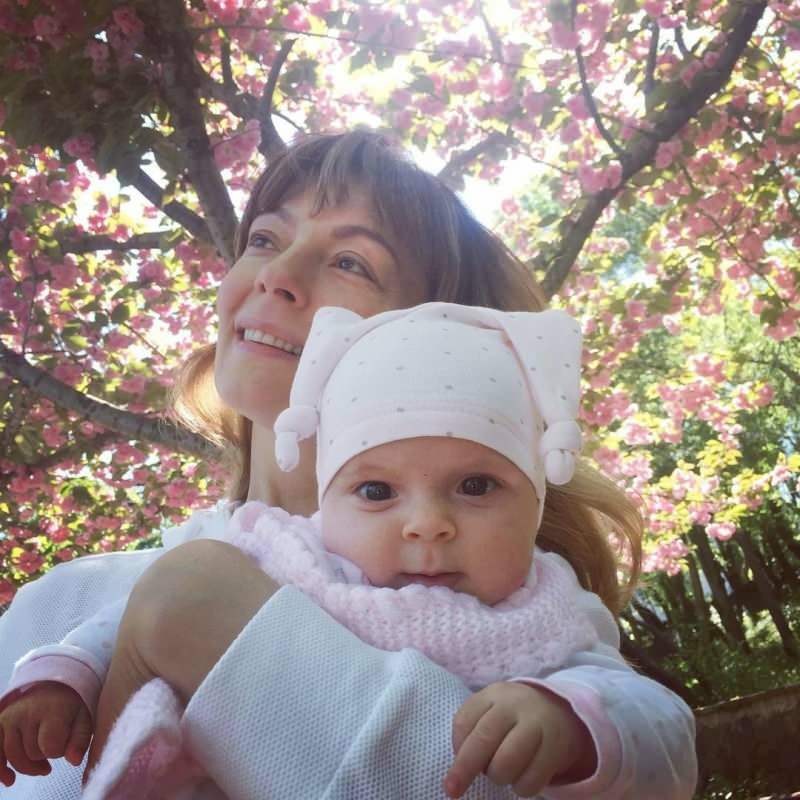 Ny positur fra fersk mor Özge Özder med sin lille datter! Eva Luna all oppmerksomheten ...
