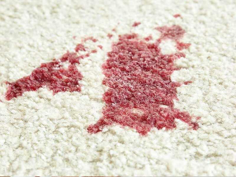 hvordan du fjerner morbærbeis fra teppet