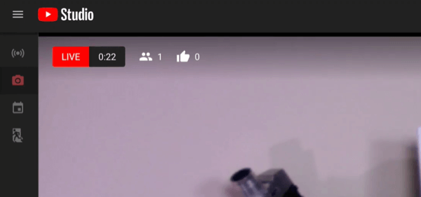 youtube live stream varseleksempler som viser den røde live-knappen ved siden av live varighet, seere og likes