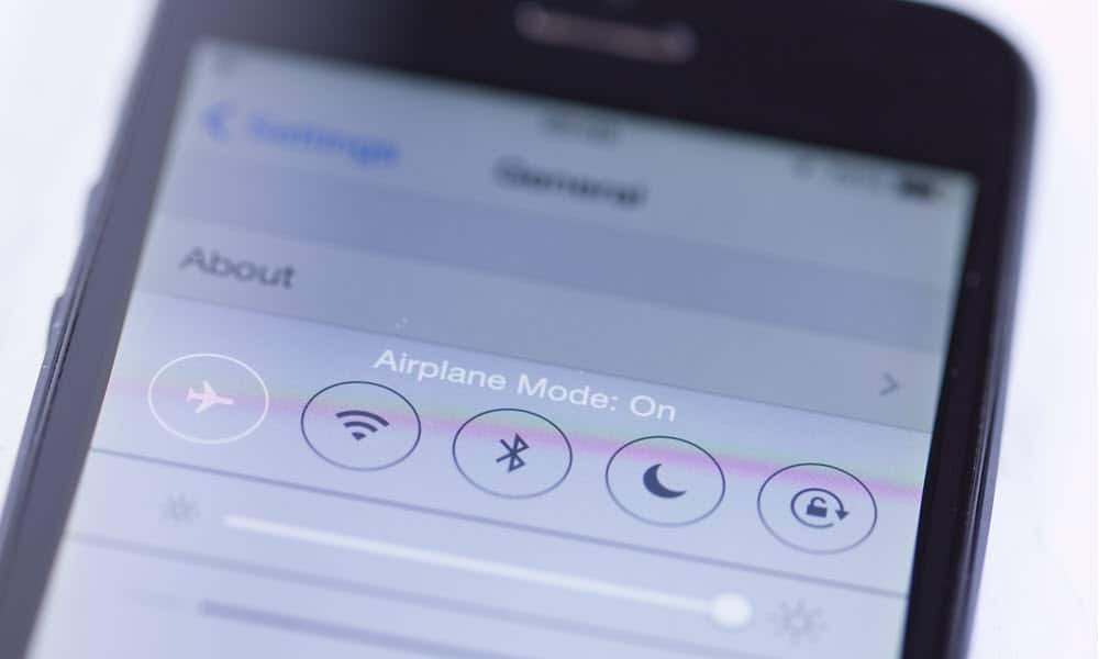 Slik aktiverer eller deaktiverer du flymodus på Android eller iPhone