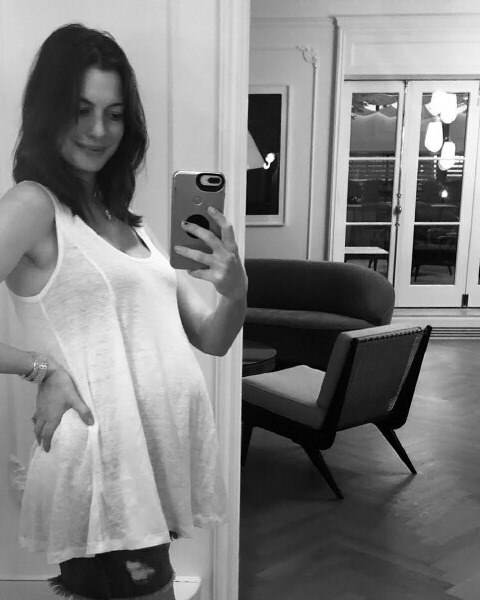 Anne Hathaway gravid for andre gang