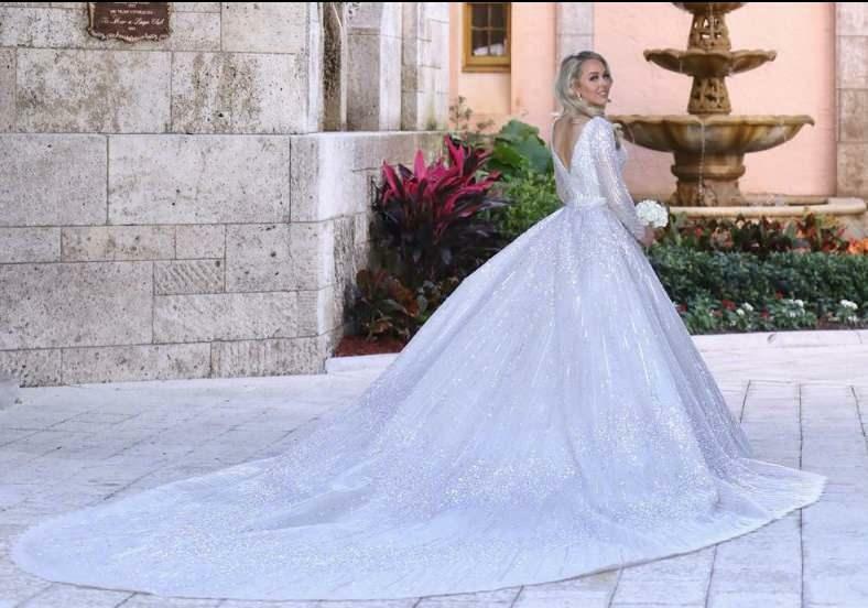 Tiffany trumps brudekjole med lange slør var veldig populær