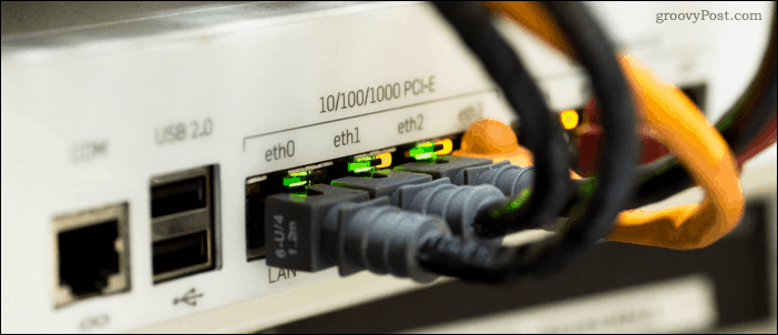 Ethernet-kabler koblet til en nettverkssvitsj