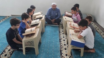 Synshemmede Imam Necmettin lærer barna Koranen!