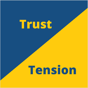 Dette er en kvadratisk illustrasjon av Seth Godins markedsføringskonsept med tillit og spenning. Firkanten er en blå trekant øverst til venstre og en gul trekant nederst til høyre. I den blå trekanten står det gult i teksten. I den gule trekanten står det blå tekst Spenning.