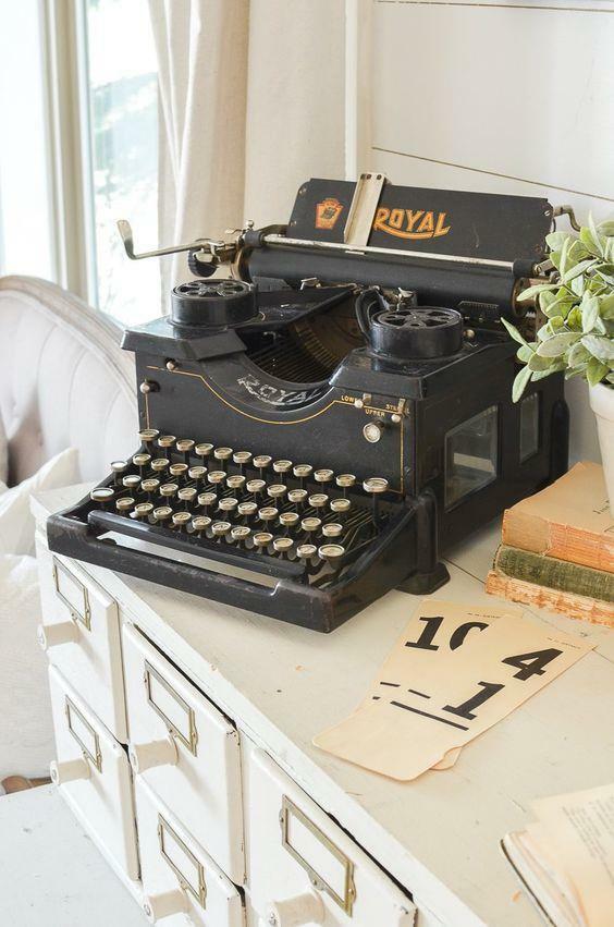 Bruk av skrivemaskin i boliginnredning 
