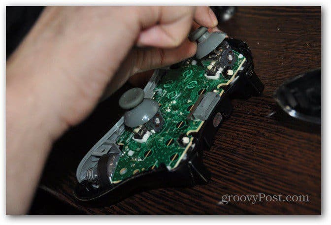 Bytt Xbox 360-kontroller analoge ministikker tar av gamle pinner