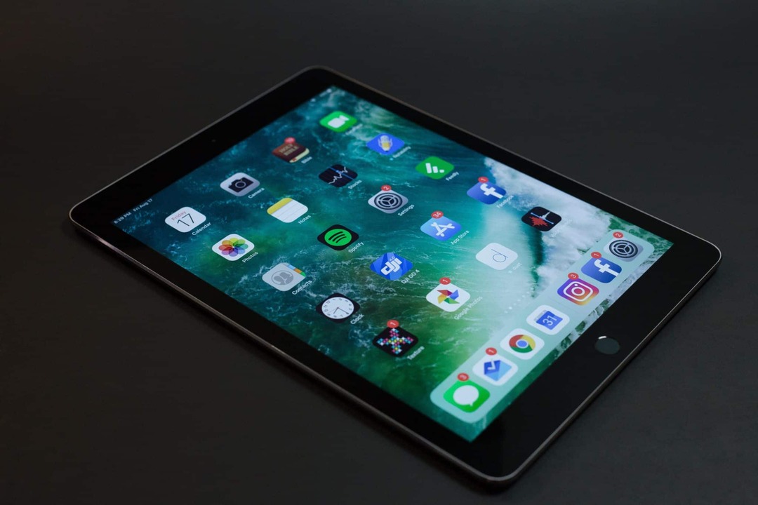 En iPad på et svart bord