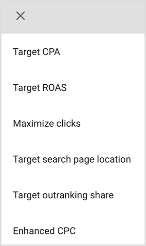 Dette er et skjermbilde av en meny med målrettingsalternativer i Google Ads. Alternativene er Mål-CPA, Mål-ROAS, Maksimer antall klikk, Målsøkesideplassering, Målrangeringsandel, Forbedret CPC. Mike Rhodes sier at smarte målrettingsalternativer i Google Ads bruker kunstig intelligens for å finne folk med riktig hensikt for annonsen din.