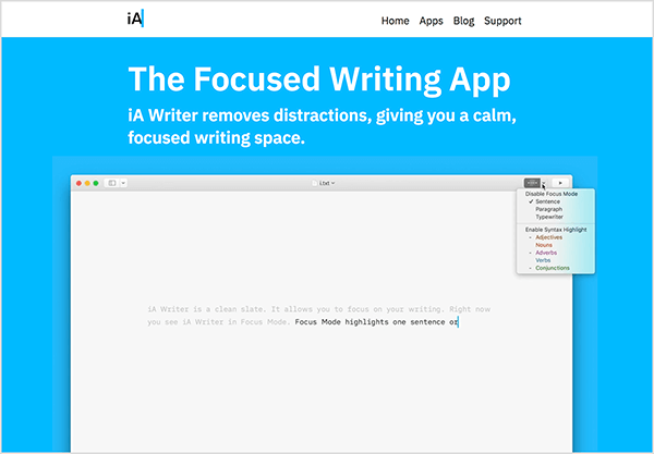 Dette bildet er et skjermbilde av en kampanjeside for iA Writer-appen. I den hvite overskriften øverst vises iA-logoen til venstre. Til høyre er følgende navigasjonsalternativer: Hjem, Apper, Blogg, Support. Så på en lyseblå bakgrunn er detaljer om appen. Følgende hvite tekst vises på den blå bakgrunnen: “The Focused Writing App iA Writer fjerner distraksjoner, noe som gir deg et rolig, fokusert skriveplass. ” Under denne teksten er det en video av noen som skriver ved hjelp av iA Writer-app. Øverst til venstre i grensesnittet er det en meny med alternativer for appens Fokusmodus.