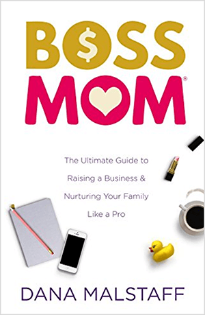 Dette er et skjermbilde av bokomslaget til Boss Mom: The Ultimate Guide to Raising a Business & Nurturing Your Family Like a Pro av Dana Malstaff. Ordene i tittelen vises i henholdsvis gult og rosa. Et dollartegn vises inne i O i ordet Boss. Et hjerte vises inne i O i ordet mamma. Omslaget har en hvit bakgrunn, og et notisblokk, iPhone, gummiand, kopp kaffe og åpent rør med rosa leppestift er ordnet under tittelen og tagline.