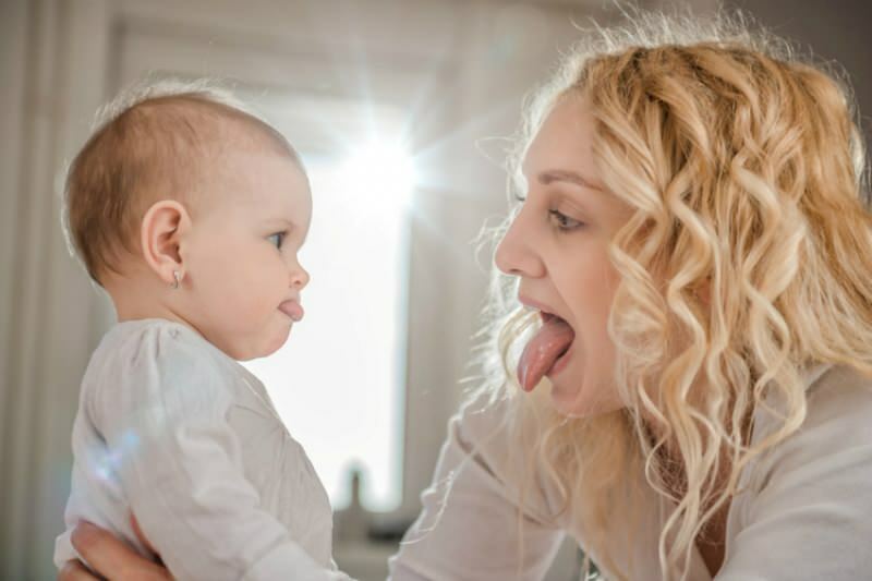 Hvorfor er språkbinding hos spedbarn? Symptomer på tungebinding hos spedbarn