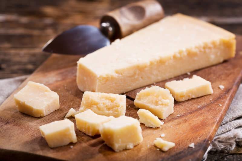 Hva er parmesanost og hvordan lages den? Hvilke retter brukes sammen med parmesanost?