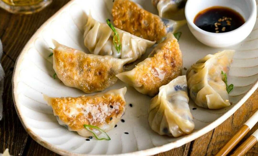 Hvordan lage gyoza Hva er oppskriften på japansk ravioli gyoza? Her er den sprø og saftige raviolien...