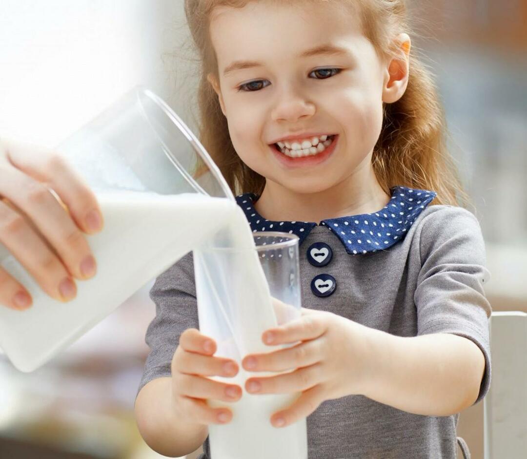 barn som drikker melk