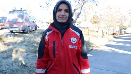 Hvem snakker Emine Kuştepe med Azize i jordskjelvet?