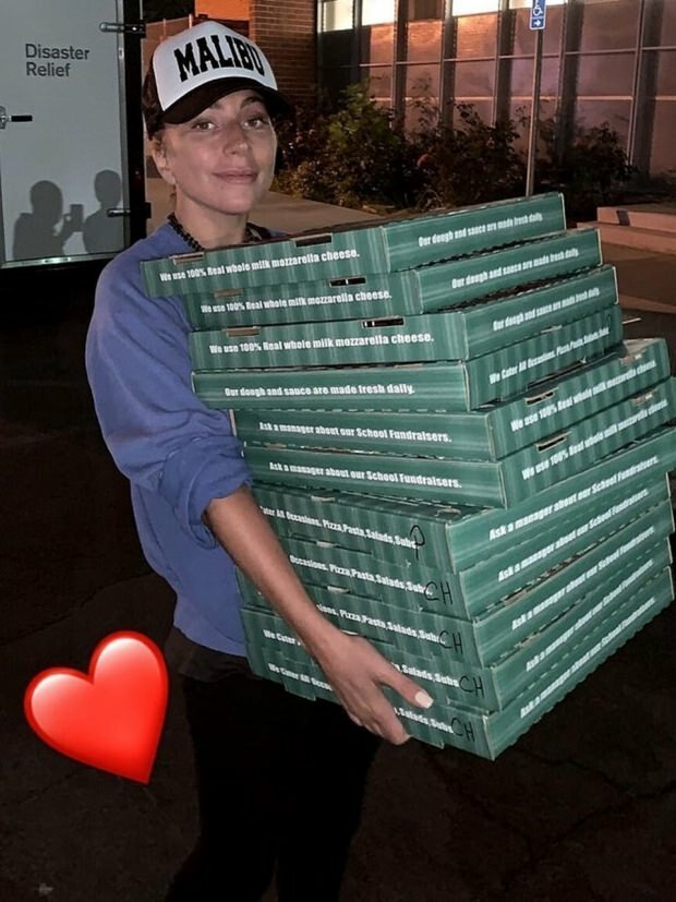 Den verdensberømte Lady Gaga blir pizzadistributør