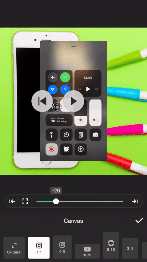 Dra glidebryteren til venstre eller høyre for å endre størrelsen på videoen din i InShot-appen.
