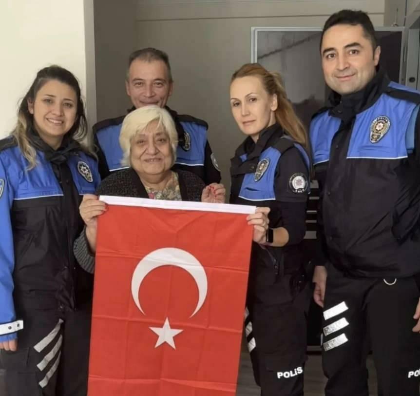 Overraskelse av Nazan Çim og polititeam