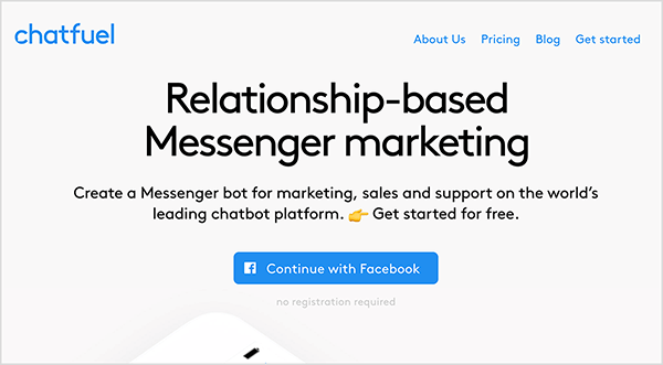 Dette er et skjermbilde av Chatfuel-nettstedet. Øverst til venstre vises ordet "Chatfuel" i blå tekst. Øverst til høyre er følgende navigasjonsalternativer: Om oss, priser, blogg, komme i gang. I midten av hovedområdet på nettstedet er mer tekst. En stor overskrift sier “Relationship-based Messenger marketing”. Under overskriften er følgende tekst: “Lag en Messenger-bot for markedsføring, salg og support på verdens ledende chatbot-plattform. Kom i gang gratis. ” Under denne teksten er det en blå knapp med Facebook-logoen og blå tekst som sier "Fortsett med Facebook". Natasha Takahashi sier Chatfuel er en botbyggingsplattform som gjør det mulig for markedsførere å lage en bot uten å vite hvordan de skal kode.