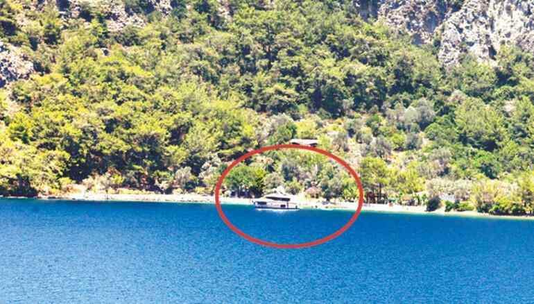 Şahan Gökbakar kjøpte et hus i en øde bukt! Han ble forstyrret av turbåter ...