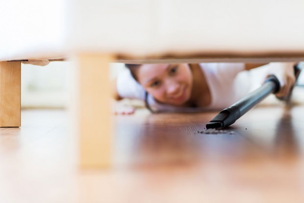 Hvordan rengjøre under sengen? Tips om rengjøring av senger