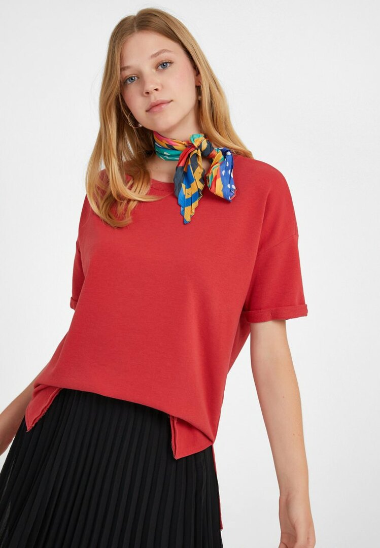 Forslag til kombinasjon av rød skjorte for kvinner