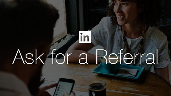 LinkedIn gjør det lettere for arbeidssøkere å be om henvisning fra en venn eller kollega med LinkedIn sin nye Be om henvisningsknapp.