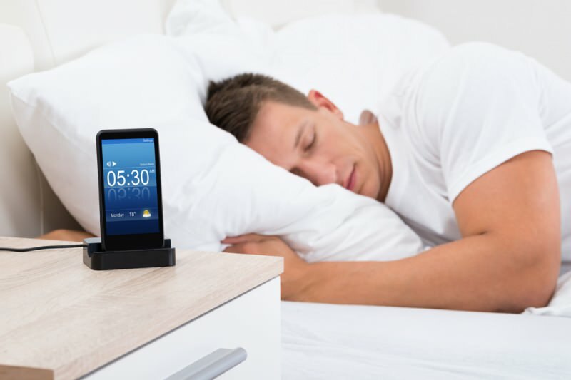 Å sove nær mobiltelefonen forårsaker alvorlig sykdom