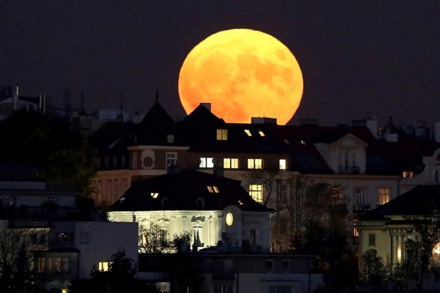 Hvis supermånen er i nærheten av jorden, blir månens overflate rød