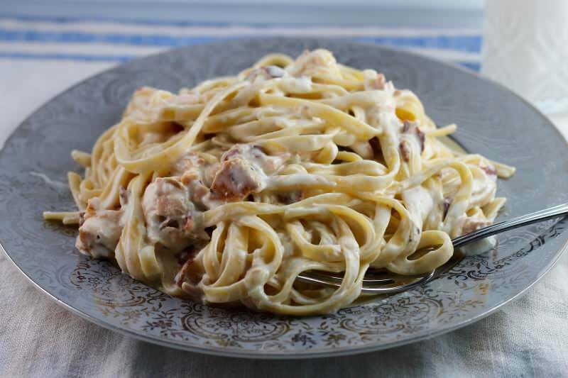 Hvordan lage pasta i italiensk stil? Tips for å lage Spaghetti Carbonara