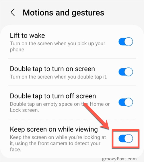 Aktiverer funksjonen for å holde skjermen på mens du ser på Samsung-telefoner