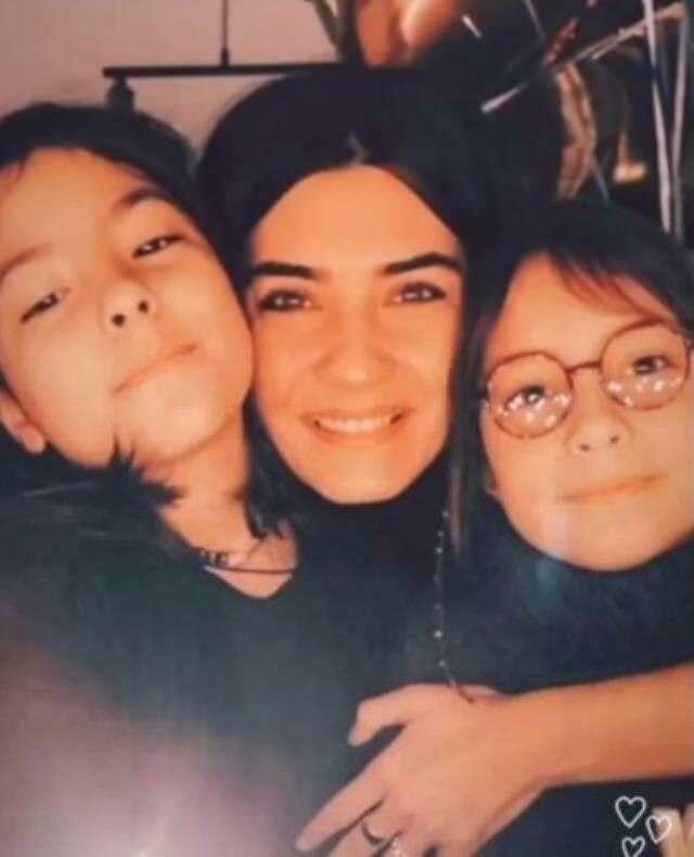 Tuba Büyüküstün delte et bilde med døtrene sine