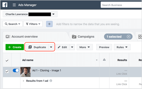 Velg Facebook-annonsen du vil endre, og klikk Dupliser.