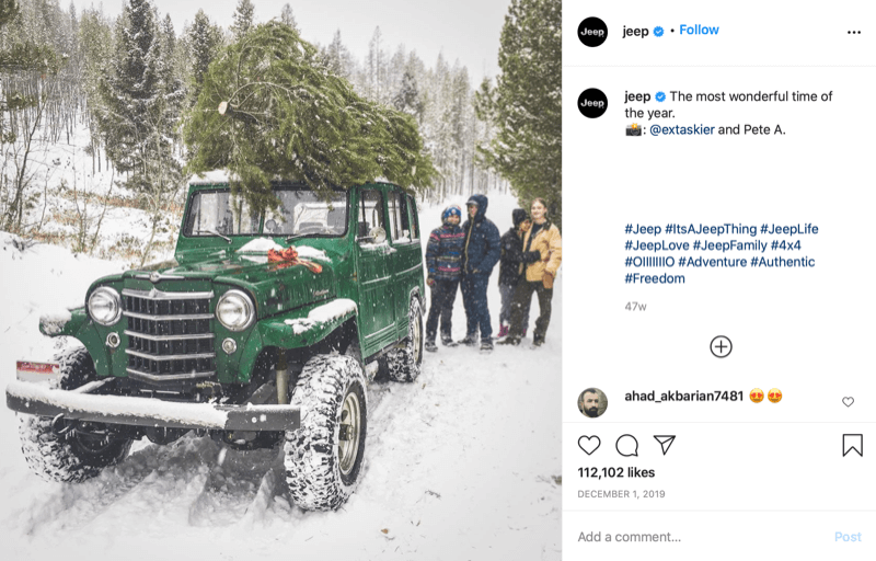 instagram innlegg fra @jeep viser en familie på slutten av juletrejakt med et tre på toppen av jeepen, dypt inne i snøen og treet