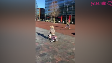 Liten jente på sykkelen konkurrerte med politiet!